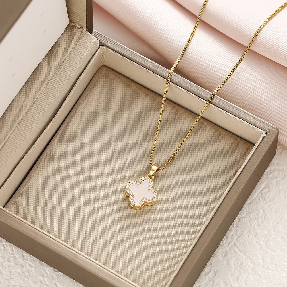Elegant Gold and Pearl Pendant Necklace